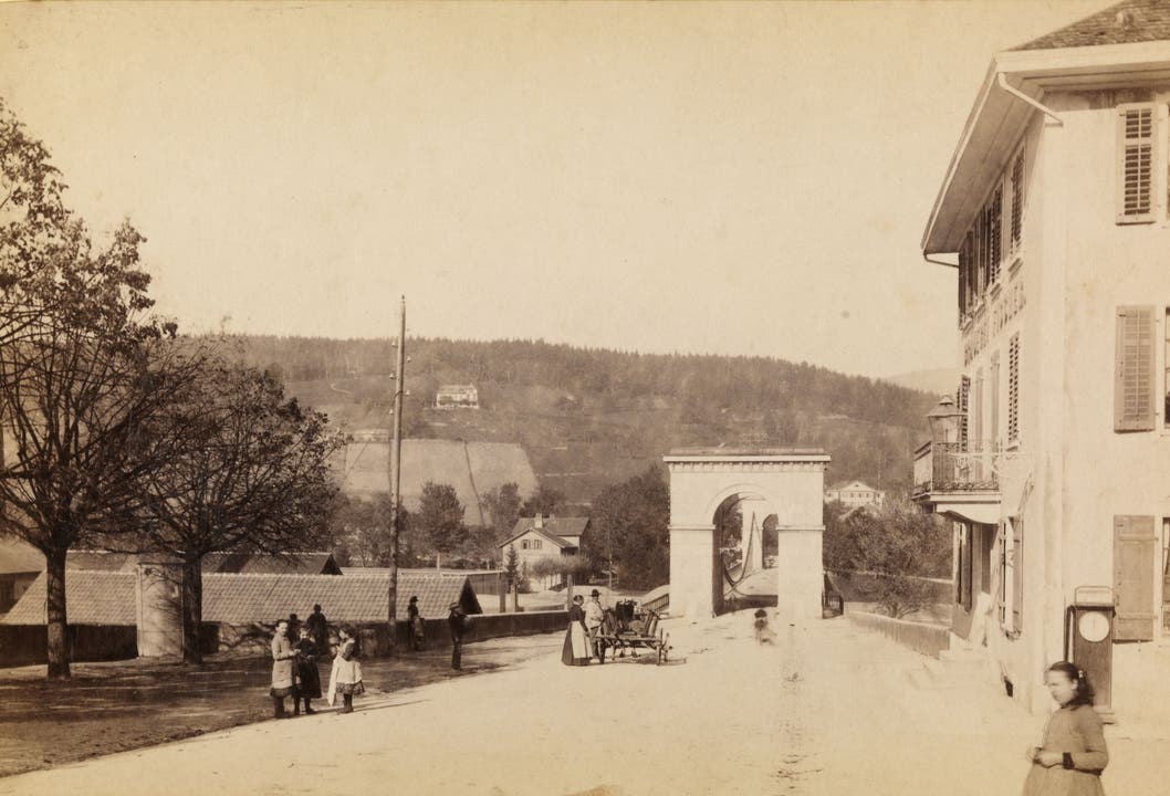Kettenbrücke ca. 1860 Blick vom Zollrain auf die Kettenbrücke und den dazugehörigen Gasthof.