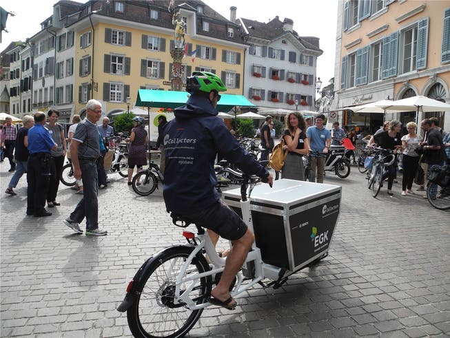 Mit diesen Cargo-Bikes transportieren die Mitarbeitenden von «Collectors» die Einkäufe der Kunden nach Hause.
