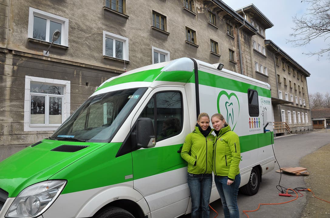 Endlich ist sie da: Die mobile Zahnklinik kommt mit zwei Tagen Verspätung in Preševo an.