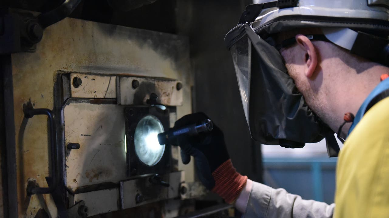 Mitarbeiter in Schutzkleidung und Maske Kontrolle Verbrennungsofen 850 Grad
