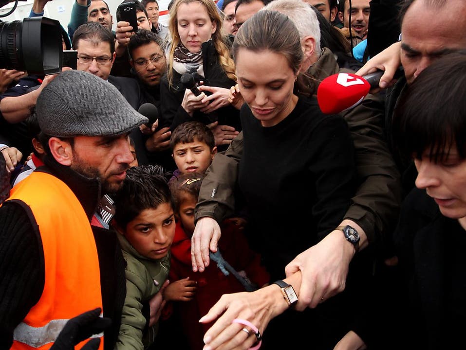 Jolie besucht ein Flüchtlingslager in Piräus (Griechenland).