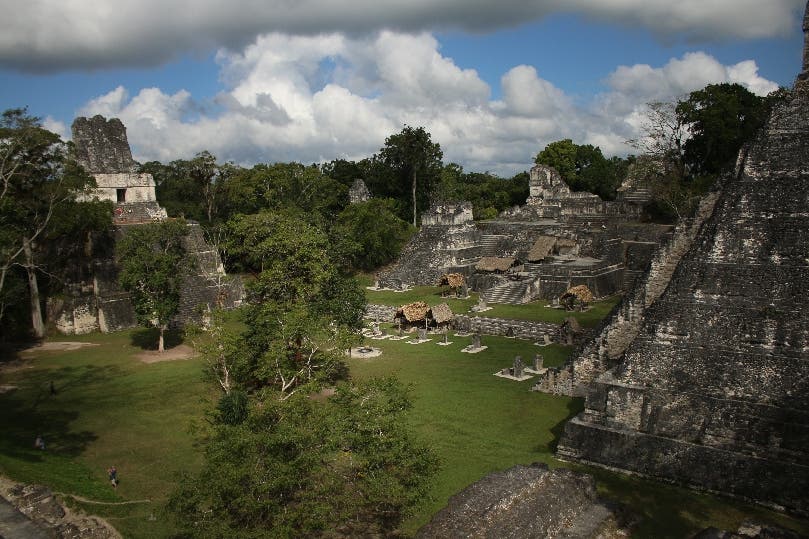 Von Flores aus machen wir einen Tagesausflug nach Tikal, einer antiken Maya-Stadt mitten im Regenwald