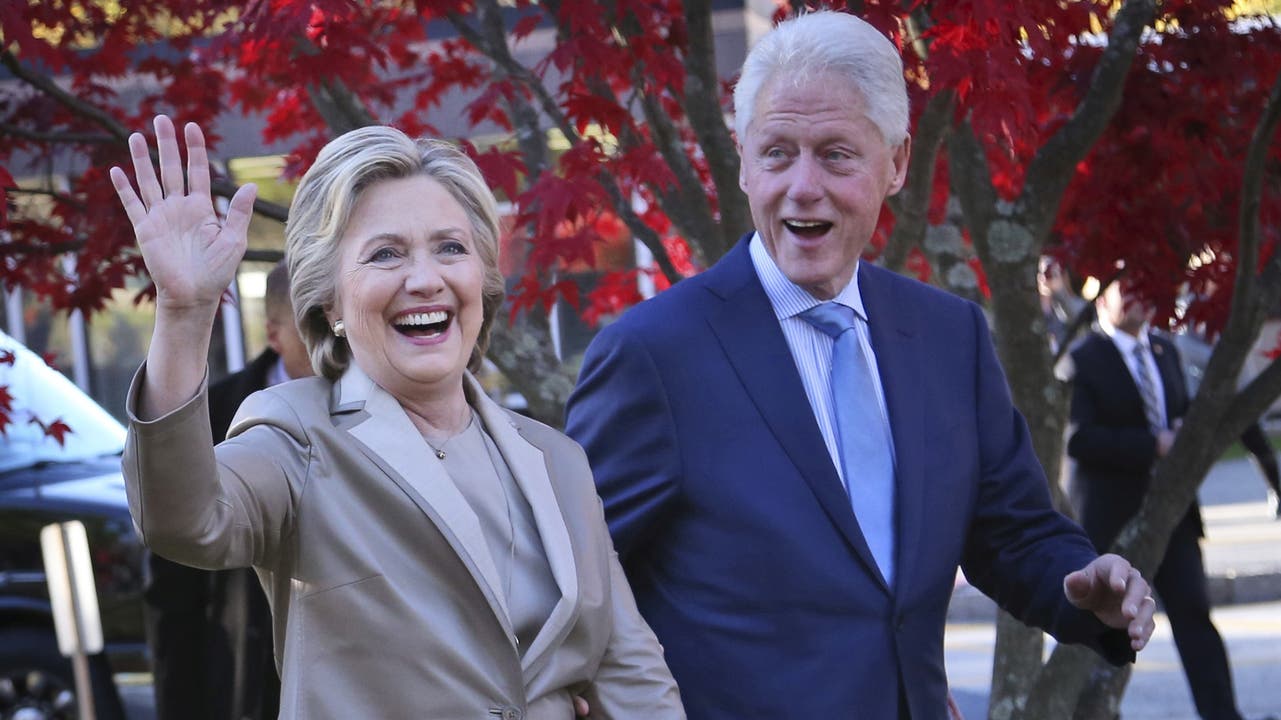 Hillary Clinton begleitet von ihrem Mann und Ex-Präsident Bill grüsst Fans nachdem sie in Chappaqua NY gewählt hat