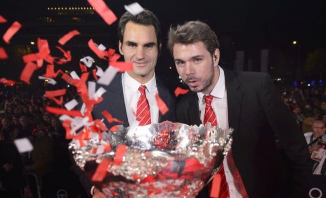 Löst sich die Euphorie schon bald in Luft auf? Roger Federer und Stanislas Wawrinka während der Feierlichkeiten nach dem Davis-Cup-Triumph im vergangenen November. Foto: Keystone