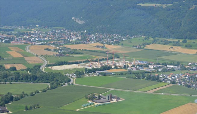 Luftaufnahme des in Bau befindlichen CSL-Behring-Werkes in Lengnau. Links der Mitte soll zusätzlich eine Logistikeinheit angesiedelt werden. Ein Baugesuch wird in den nächsten Monaten erwartet.