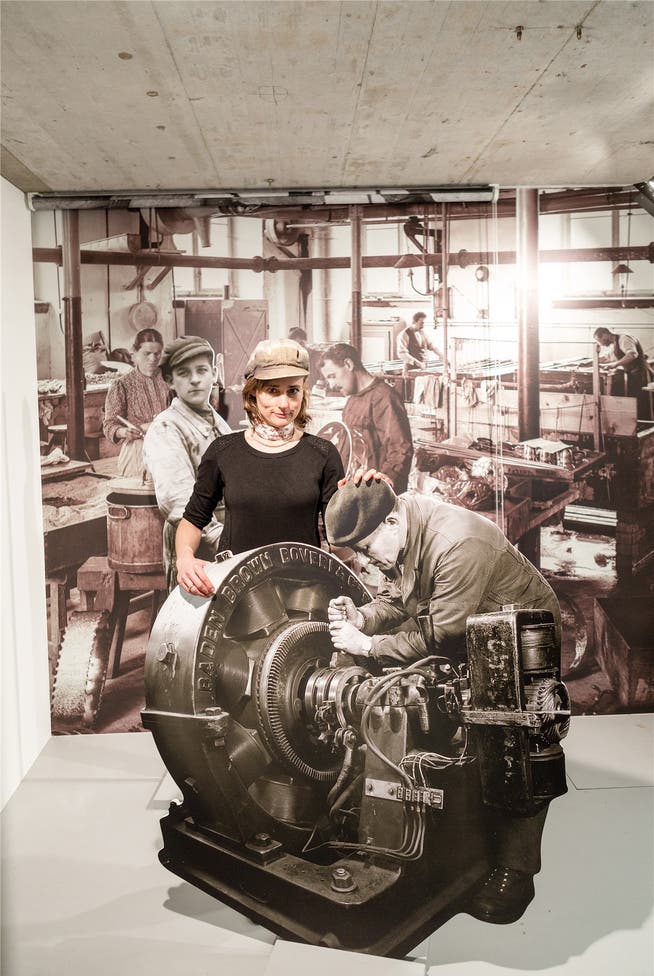 Museumsleiterin Carol Nater Cartier im Fotoraum, in dem man sich mit historischer Kulisse ablichten kann.
