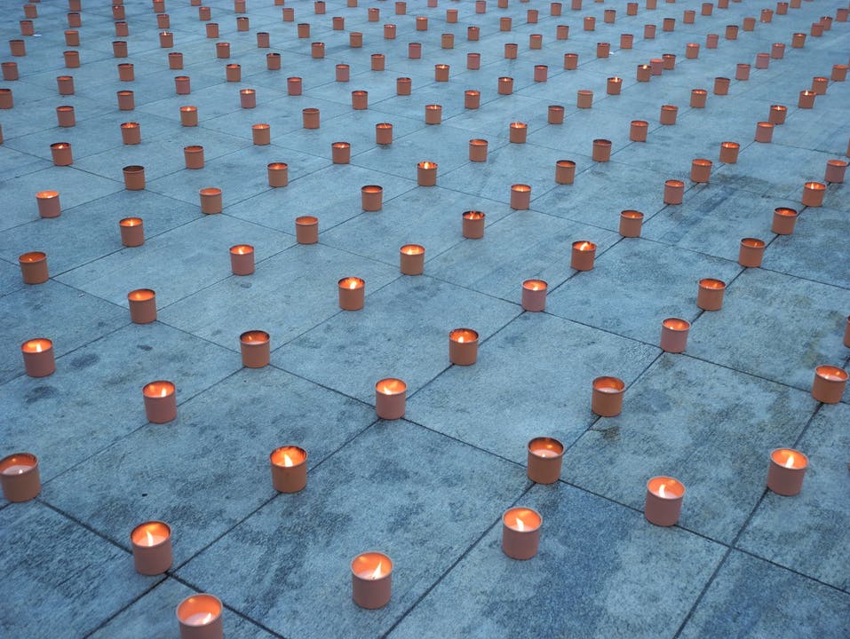 Brennende Kerzli auf dem Dietiker Kirchplatz.