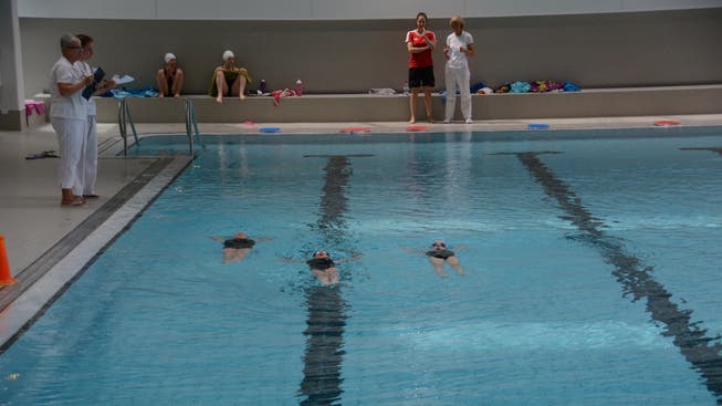 Nebeneinander auf dem Rücken schwimmen: Auch das ist eine Übung, die von der Jury am Testtag bewertet wurde.