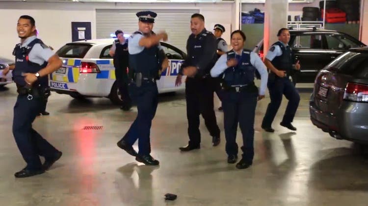 Zum Schiessen: So machen Neuseelands Polizisten Werbung für ihren Job