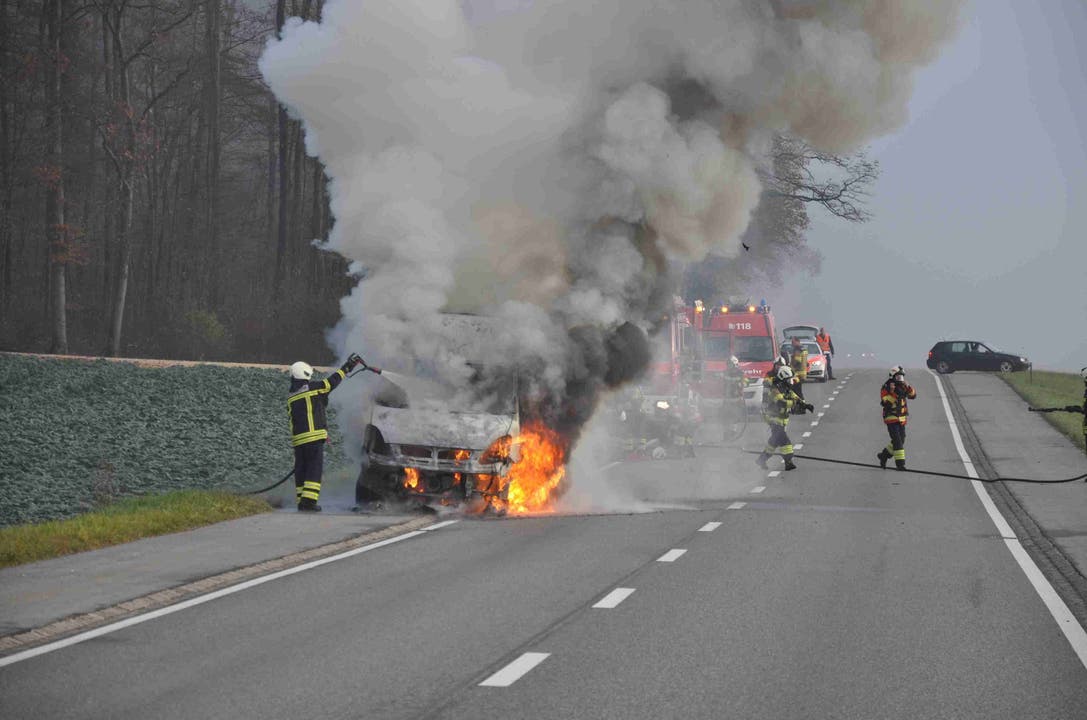 Wegen eines technischen Defekts fing am Samstagmorgen auf der Oltenstrasse zwischen Oberbuchsiten und Oensingen ein Lieferwagen an zu brennen.
