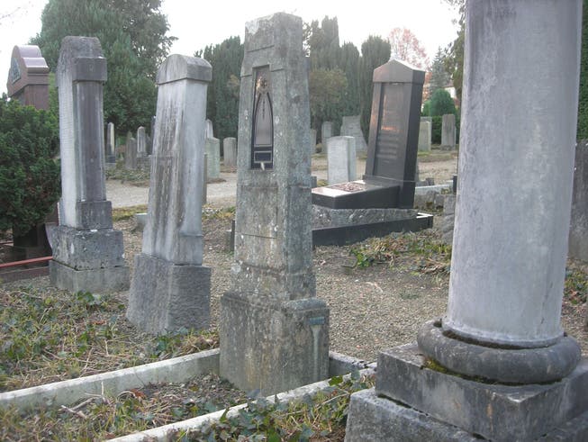 Anders als auf christlichen werden auf jüdischen Friedhöfen auch sehr alte Gräber nicht eingeebnet. Im Bild der Friedhof Unterer Friesenberg in Zürich.