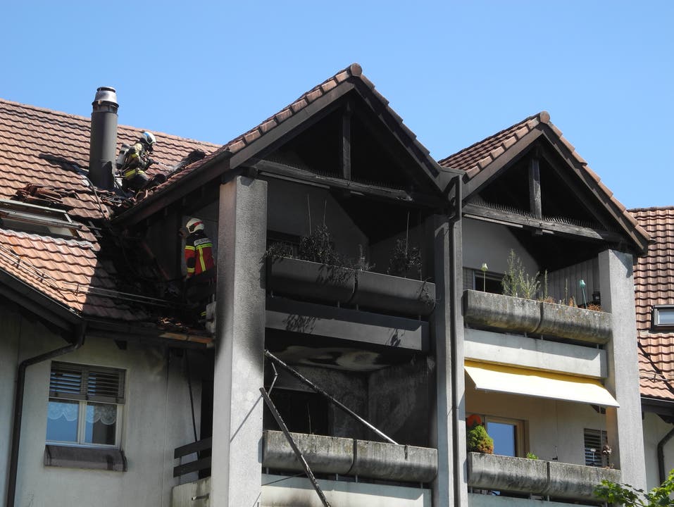 Auf allen drei Stöcken waren Feuerwehrleute präsent. Die Haustür im dritten Stock musste aufgebrochen werden.