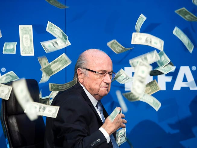 In der FIFA kehrt keine Ruhe ein: Top-Funktionäre um Sepp Blatter sollen sich um Millionen-Beträge bereichert haben.