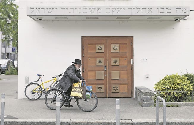 Vor der Agudas-Achim-Synagoge in Zürich Wiedikon: Mit dem Velo lässt sich der strikt geregelte Tagesablauf leichter bewältigen. Moritz Hager
