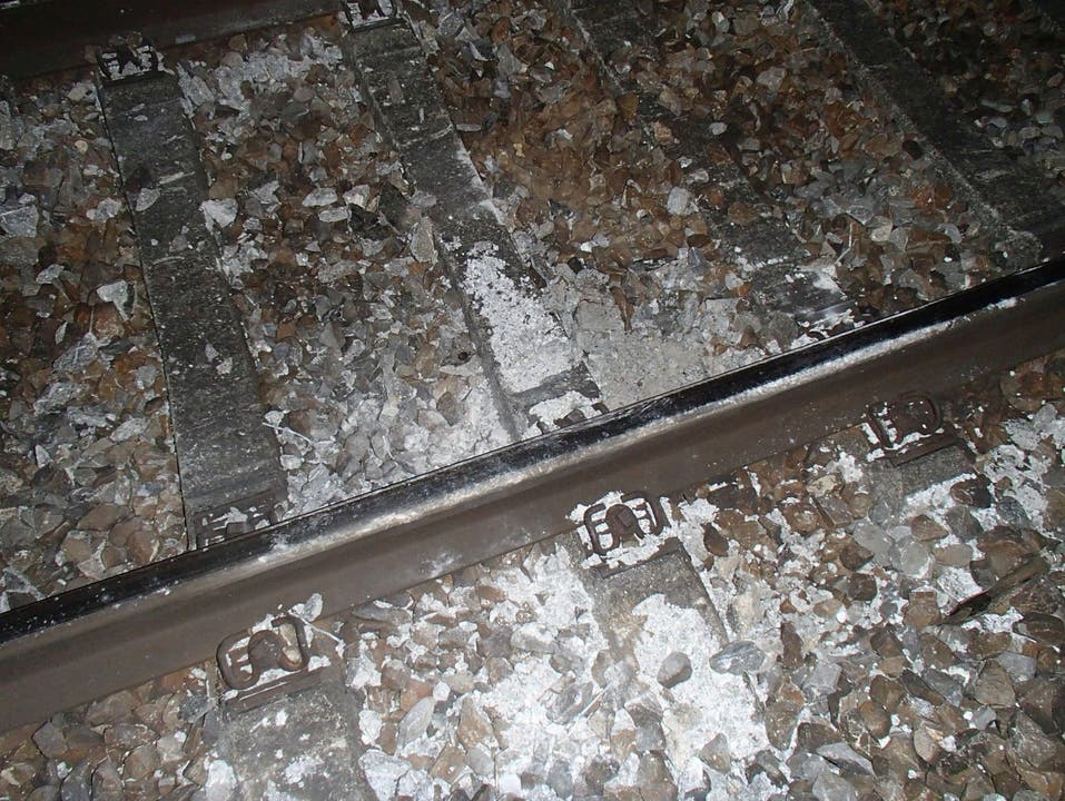 Unbekannte Täter legten in der Nacht auf Dienstag mehrere Betonplatten auf Bahngleise.