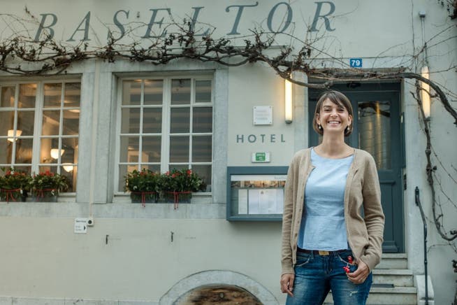 Gabi Hladikova verlässt das Hotel Restaurant Baseltor.