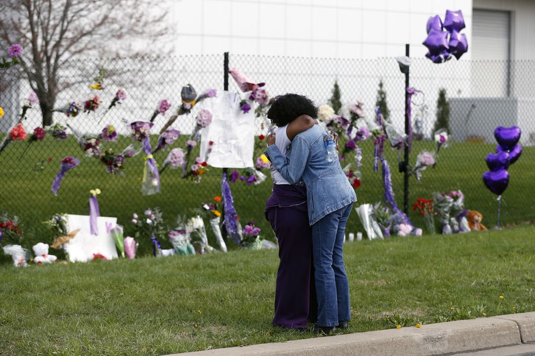 Fans trauern vor dem Anwesen von Prince, dem «Paisley Park» in Minneapolis.