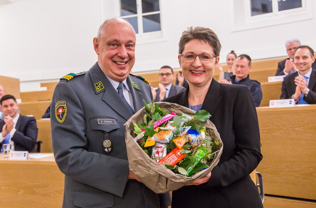Entlassungsfeier Offiziere Oberst Rolf Stäuble übergibt Regierungsrätin Franziska Roth einen "militärischen Blumenstrauss"