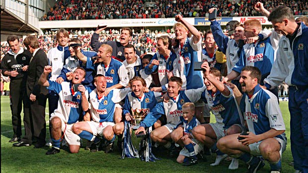 1995: Blackburn Rovers Die Spielzeit 1994/95 begann mit einigen Enttäuschungen, als die Rovers frühzeitig aus dem UEFA-Pokal, dem FA Cup und dem Ligapokal ausschieden. Dadurch konnte sich die Mannschaft, angeführt vom überragenden Sturmduo Alan Shearer und Chris Sutton, aber ausschließlich auf die Meisterschaftsspiele konzentrieren, konkurrierte dabei mit Manchester United um den Titel und führte nahezu während der gesamten Saison die Tabelle an.