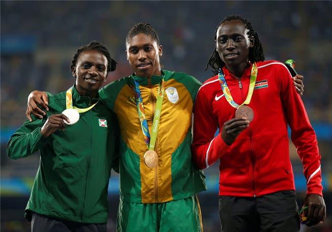 Francine Niyonsaba (l.), Caster Semenya und Margaret Nyairera Wambui (r.) an der Siegerehrung des olympischen 800-m-Rennens in Rio.KEYSTONE