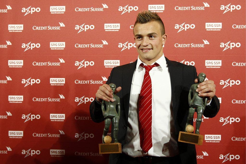 Zwei für den kleinen Mann: Bald Bayern-Spieler Xherdan Shaqiri posiert mit seinen Auszeichnungen