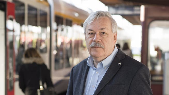 Kein Mann der lauten Töne: der designierte Kantonsratspräsident Rolf Steiner (SP) am Bahnhof Dietikon.