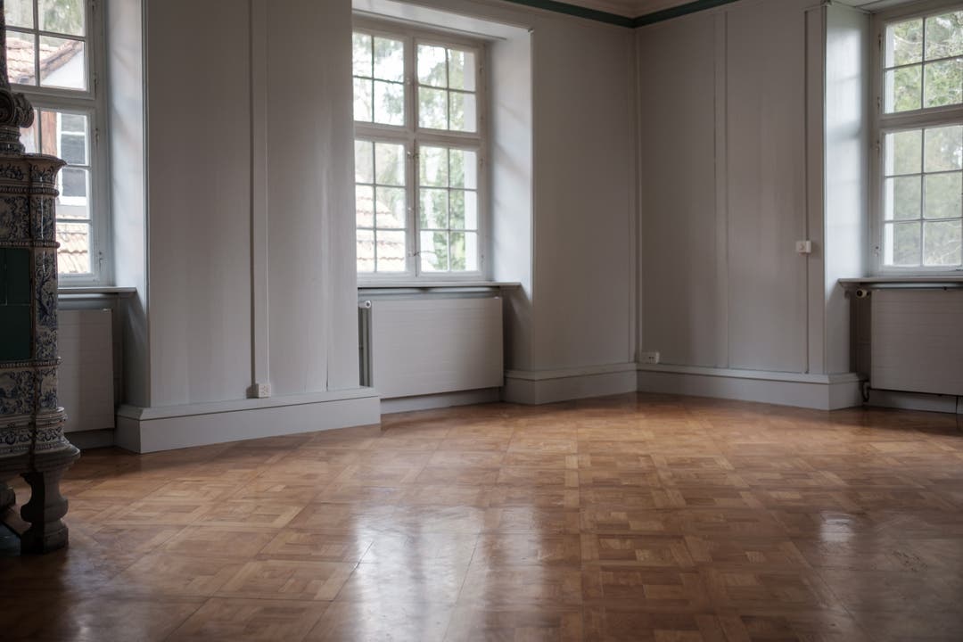 Wesentlich grösser als so manches Zimmer in gewöhnlichen Altersheimen: Ein Zimmer im obersten Stock mit 257 Jahre altem Kachelofen.