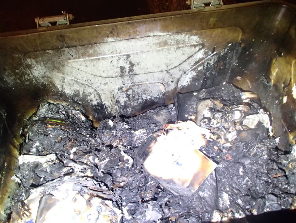 Unbekannte haben in der Nacht auf Sonntag mehrere Container in einem Schulareal in Brand gesetzt.