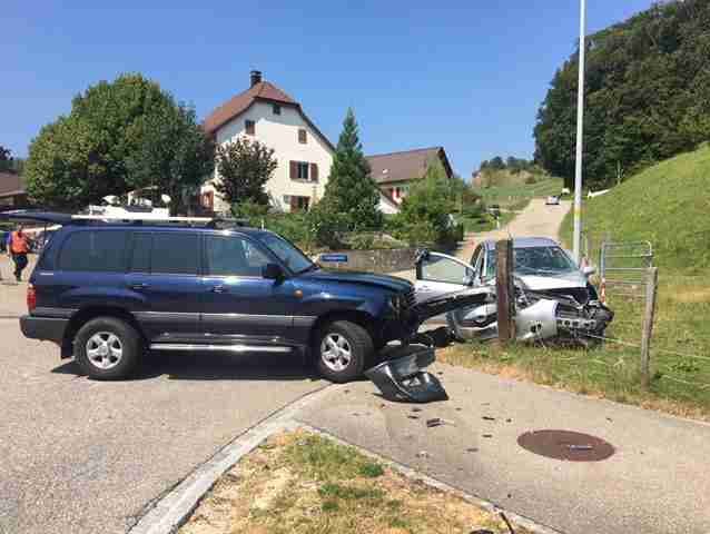 Hauenstein SO, 8. Juli In Hauenstein hat sich am Sonntagnachmittag eine Kollision zwischen zwei Autos ereignet. Dabei zog sich eine ältere Frau tödliche Verletzungen zu. Zwei weitere Personen wurden verletzt.