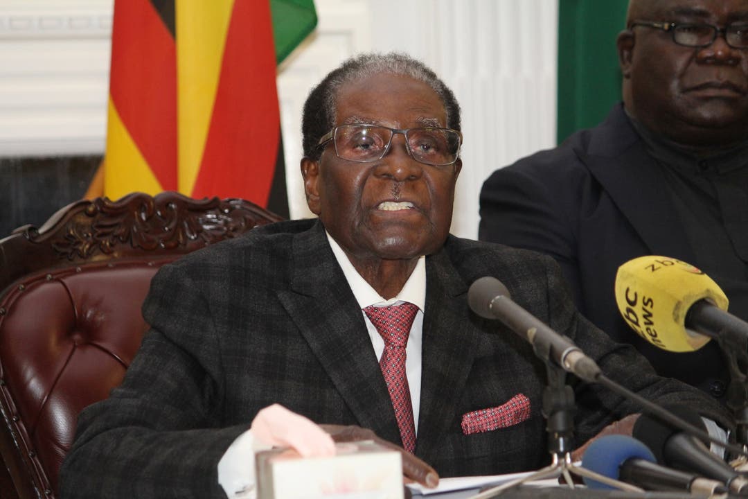 Am 20. November 2017 spricht Mugabe am Fernsehen eine Rede zur Nation. Eigentlich war erwartet worden, dass er seinen Rücktritt verkündet. Das unterlässt er aber, obwohl er von seiner Partei Zanu-PF als Vorsitzender abgesetzt und seine Frau aus der Partei ausgeschlossen wurde. Einen Tag später tritt er dann doch noch zurück. Damit endet eine 37 Jahre lange Ära.