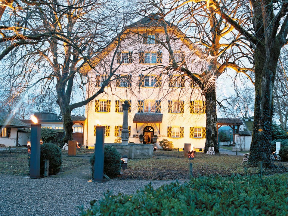 Schloss Böttstein Der Energiekonzern Axpo hat das schmucke Schloss auf den 1. Juli 2017 verkauft. Die neue Eigentümerin blieb erst anonym. Mittlerweile ist bekannt: Sie heisst Pearl Anthony Lauper.