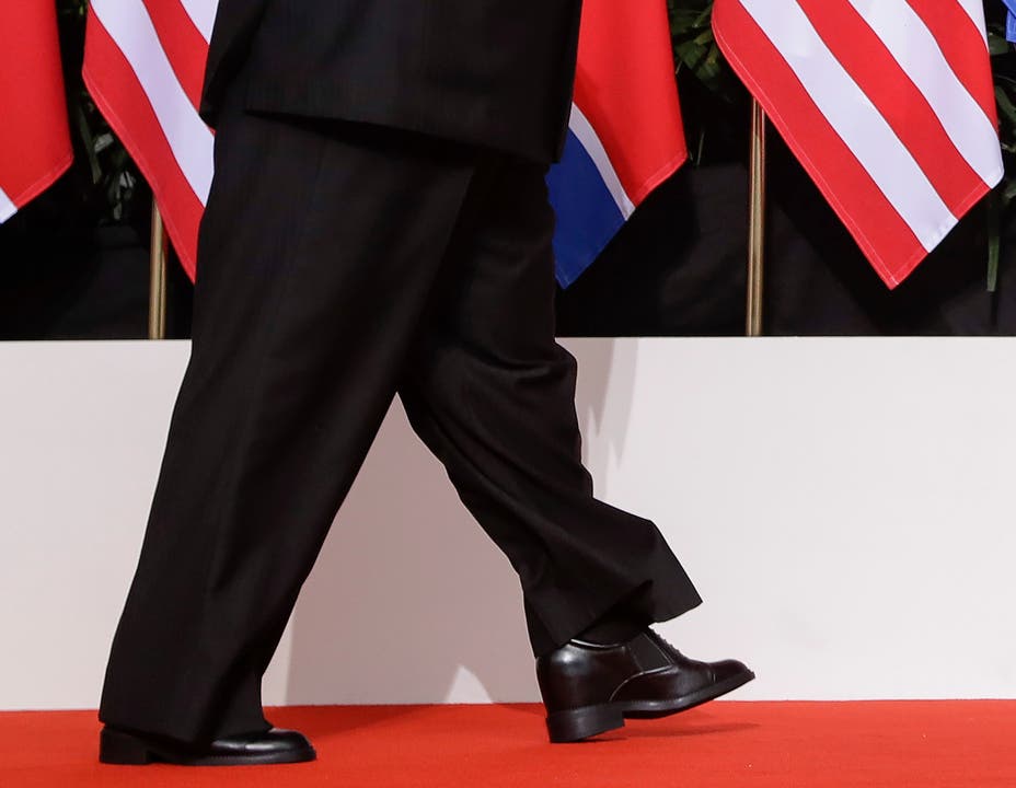 Der Blick auf Details, wie hier auf die Schuhe des nordkoreanischen Präsidenten, kann interessant sein.