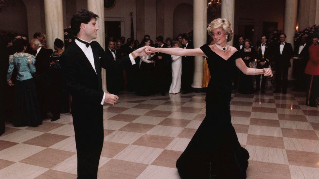 1985 Hier tanzt Diana an einem Besuch im Weissen Haus mit John Travolta zu "Saturday Night Fever". Es wurden die ersten Gerüchte laut, dass sie eine Affäre mit ihrem Leibwächter Barry Mannakee habe.