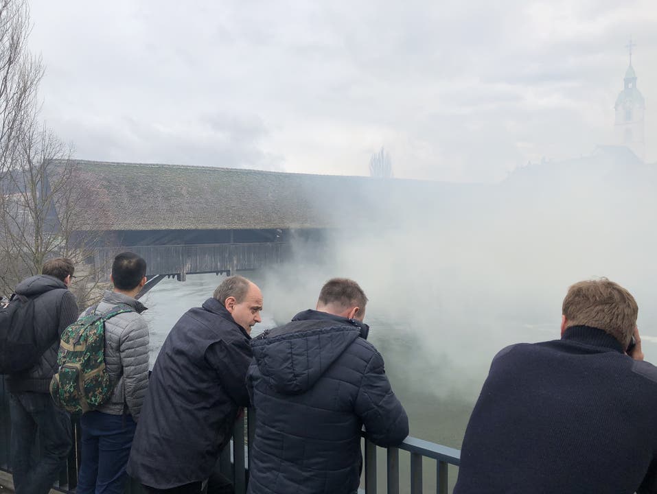  Rund um die Brücke stieg dichter Rauch auf.