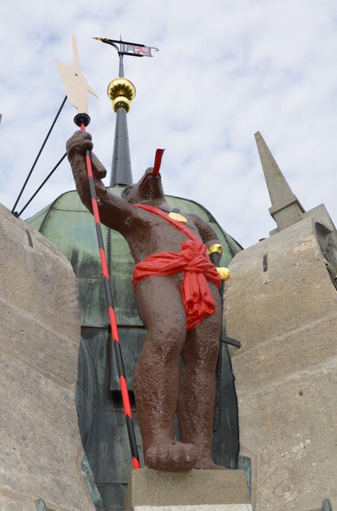 Windisch Der Kirchturm wurde aufgestockt, um Baden und seine Kirchen herauszufordern. Darauf verweist auch eine Statue eines Berner Bären, der Baden die Zunge herausstreckt.