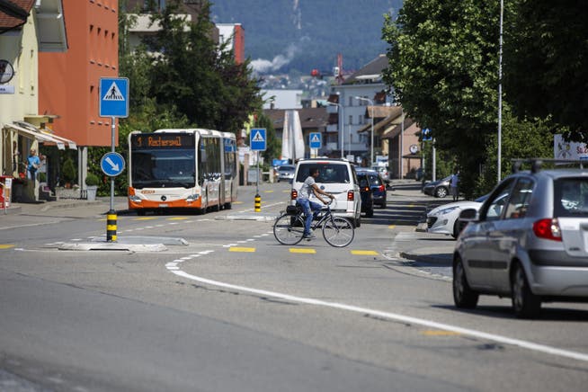 Viele Verkehrsteilnehmer sind auf der Hauptstrasse in Derendingen unterwegs. Eine Neugestaltung soll das Tempo der Fahrzeuge reduzieren helfen.