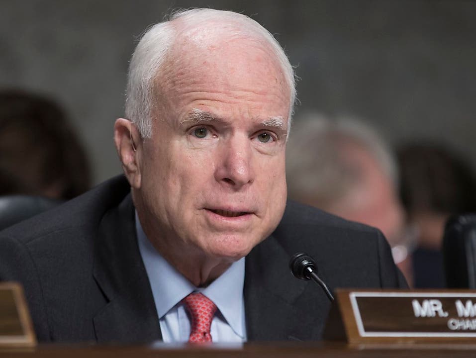 25. August: John McCain (81) US-Senator John McCain ist tot. Der 81-Jährige starb am Samstag in seinem Haus in Arizona an Krebs, wie sein Büro mitteilte. Der Ex-Vietnam-Kriegsgefangene zählt zu den prominentesten Mitgliedern des US-Kongresses. Er war ein Kritiker von US-Präsident Donald Trump und über die Parteigrenzen hinaus beliebt.