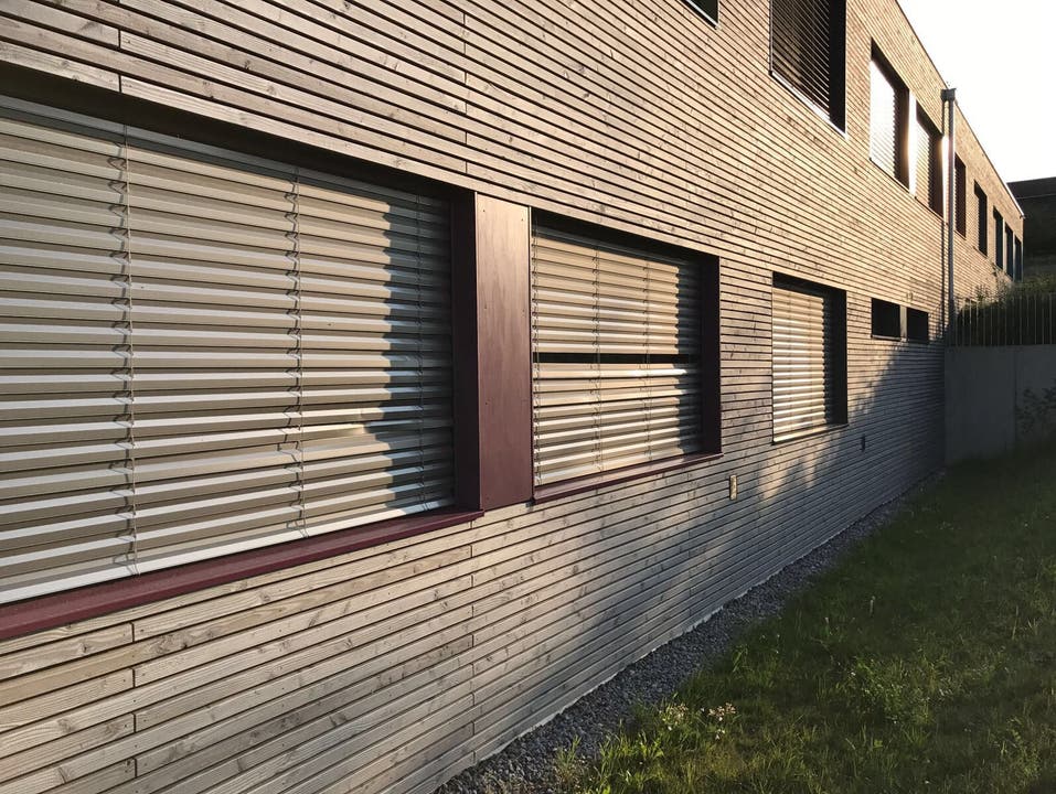 Vandalen zerstören Fensterstoren beim Schulhaus Bach Vandalen zerstören Fensterstoren beim Schulhaus Bach. Sachschaden wird auf bis zu 15000 Franken geschätzt.