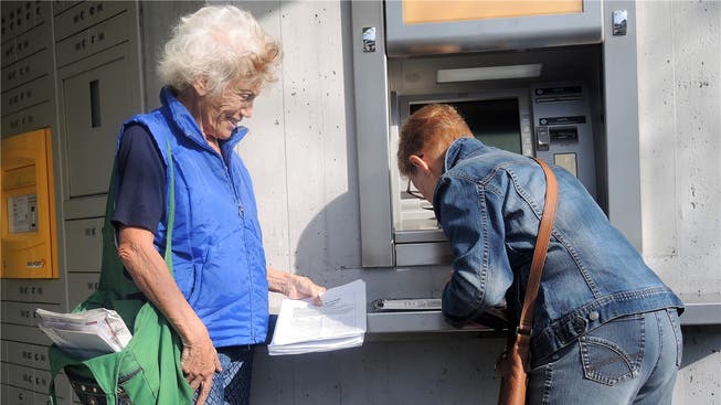 Die 84-jährige Würenloserin Sonja Vionnet sammelte Ende März innert kürzester Zeit 1605 Unterschriften gegen die Schliessung der Poststelle. az archiv/gal