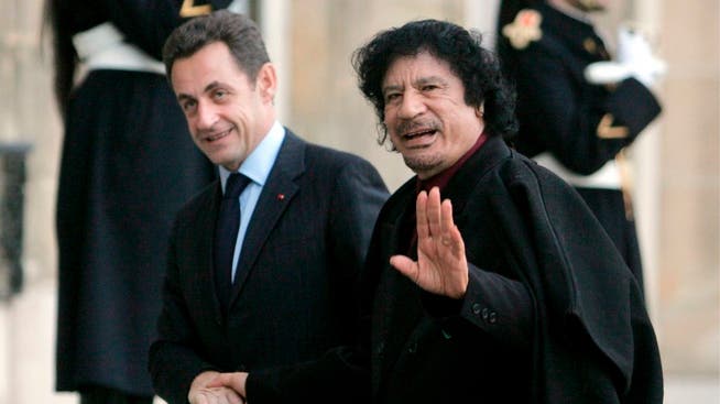 Der damalige libysche Machthaber Muammar al-Gaddafi (r.) soll 2007 den Präsidentschaftswahlkampf von Nicolas Sarkozy (l.) mitfinanziert haben. (Archiv)