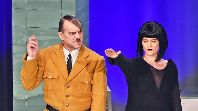 Schauspieler Kristian Bader (links) gab einen überzeugenden Hitler, Vera Krömeier spielte seine Sekretärin.