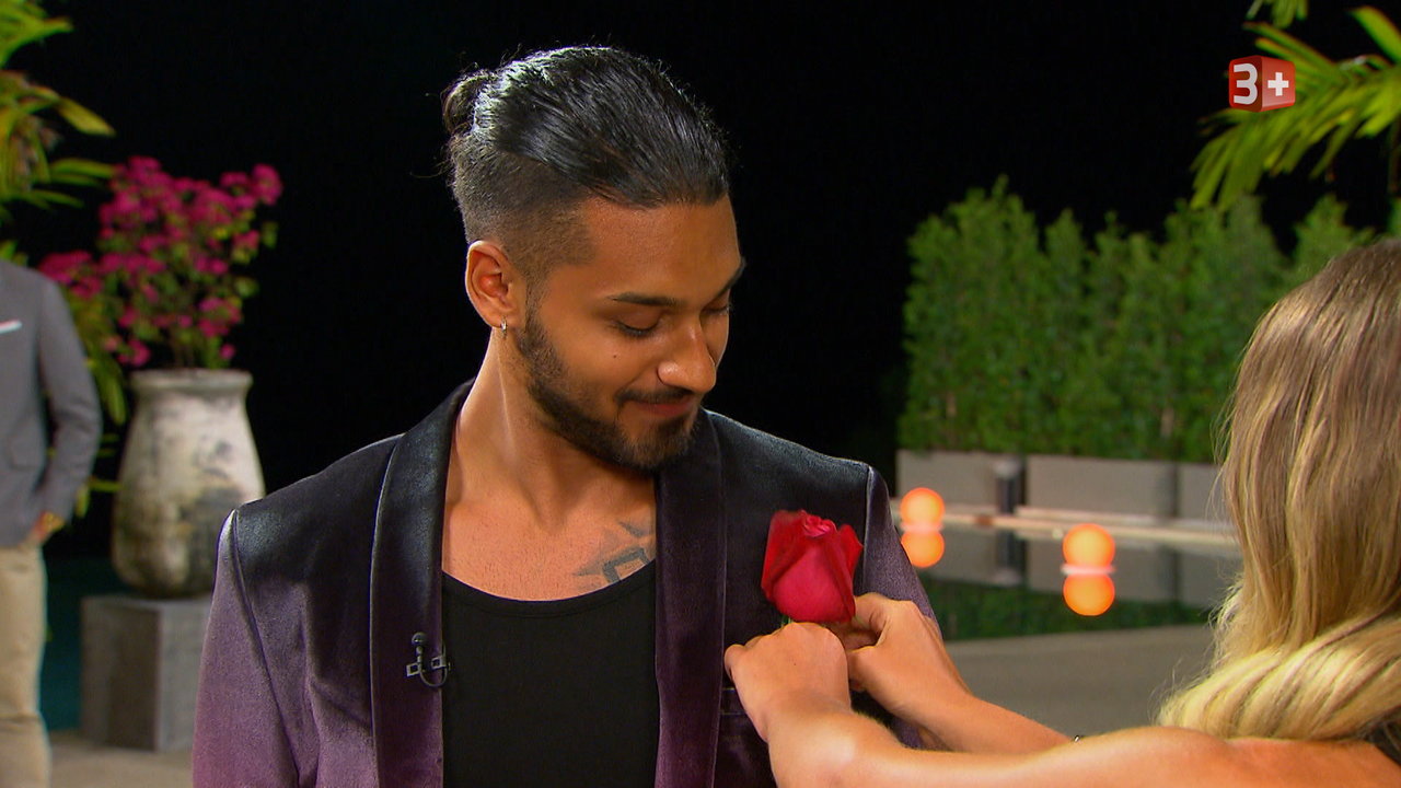 «Erster Kuss»-Davide erhält auch die erste Rose.