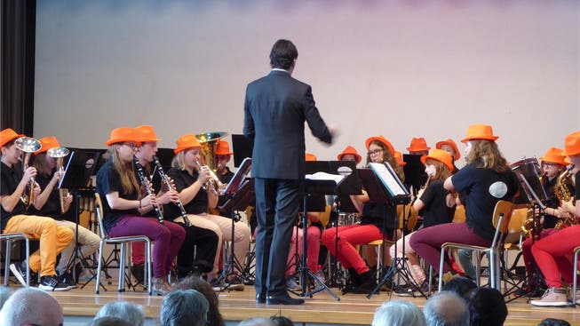 Orange Hüte und farbige Hosen sind das Markenzeichen des Jugendspiels Geissberg.