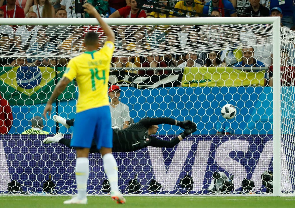 Keine Chance für Torhüter Yann Sommer: Philippe Coutinho trifft äusserst sehenswert zur 1:0-Führung für Brasilien