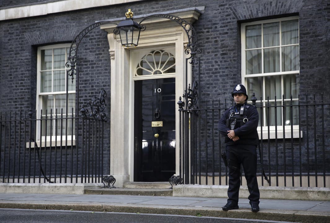 10 Downing Strett am Freitagmorgen - hier wohnt die Premierministerin Theresa May.