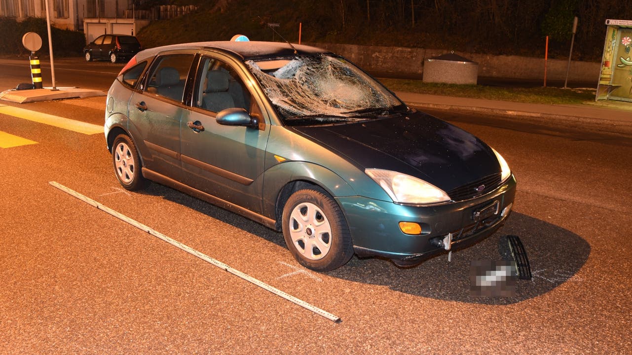 Wattwil (SG), 5. Dezember Bei einer Kollision zwischen einem Auto und einem Fussgänger verletzte sich der 17-jährige Fussgänger schwer. Er wurde vom Rettungsdienst ins Spital gebracht. Das Auto erlitt einen Totalschaden. Die Kantonspolizei St. Gallen sucht Zeugen.