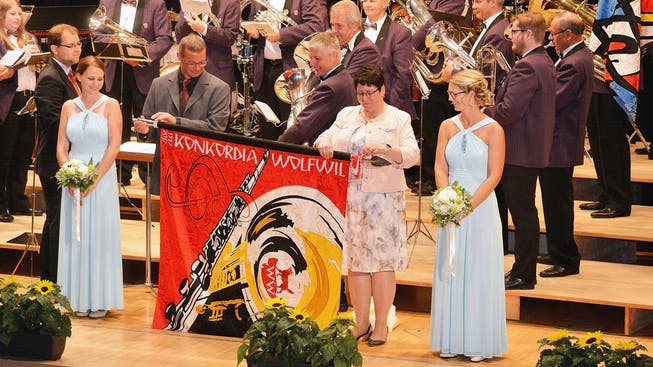100 Jahre Musikverein Konkordia Wolfwil: Die neue Fahne wird von Fahnengötti Urs Erni und Fahnengotte Wally Bur präsentiert.