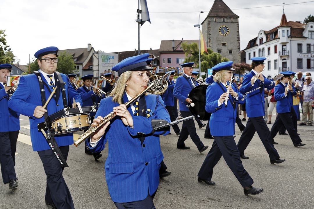 32. Aargauisches Kantonales Musikfest 32. Aargauisches Kantonales Musikfest Ohren auf! Die Musikgesellschaft Eintracht Windisch beendete die Parade am Samstag.