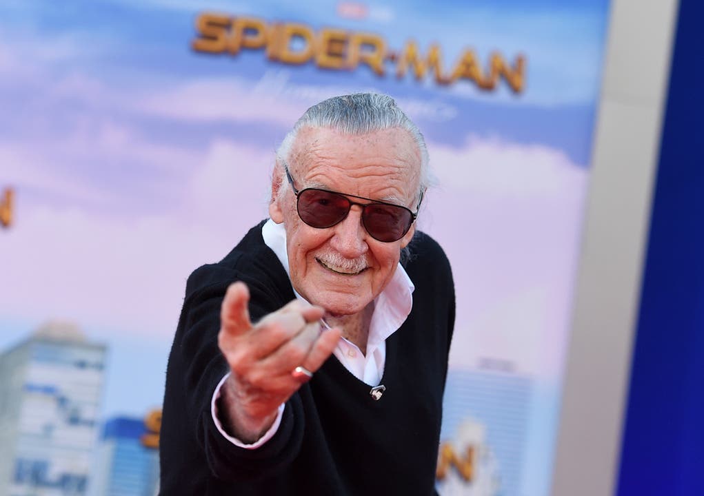 12. November: Stan Lee (95) Der legendäre Comic-Zeichner Stan Lee ist im Alter von 95 Jahren in Los Angeles verstorben. Er erschuf Superhelden wie Spider-Man, Hulk oder Thor.