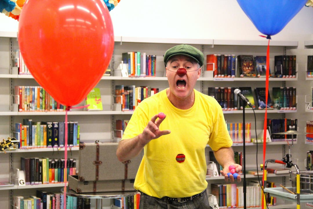 Clown Enrique Sáenz begeistert die Zuschauer. 40-jähriges Jubiläum der Bibliothek Schlieren